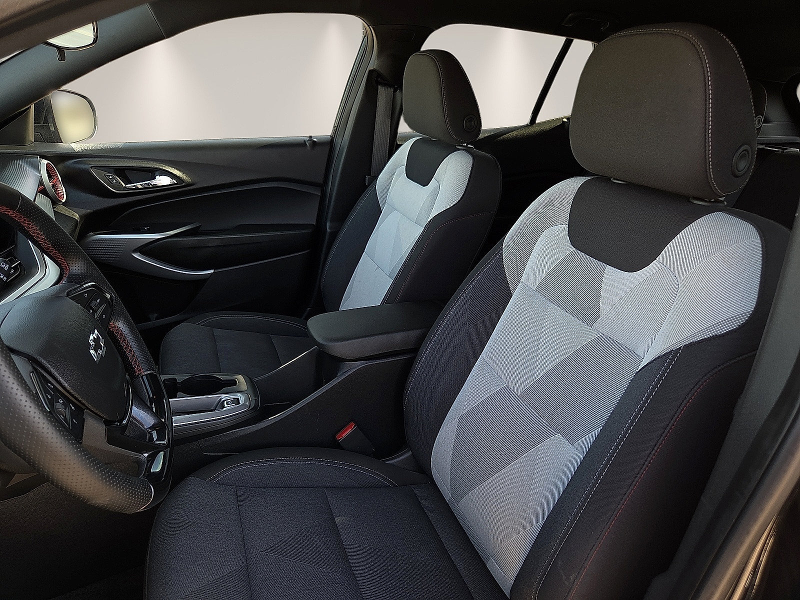 Used 2025 Chevrolet Trax RS FWD image 14