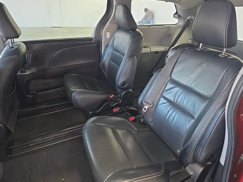 Used 2019 Toyota Sienna SE w/ SE Preferred Package image 8