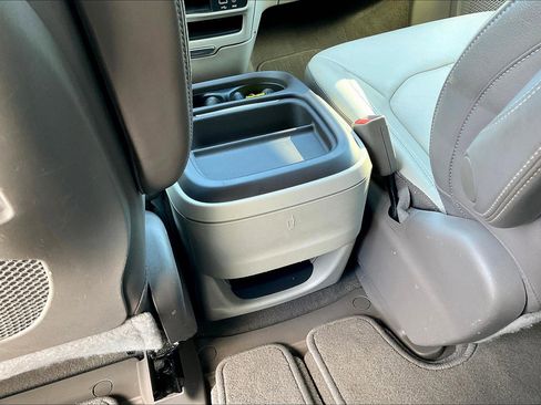 Used 2017 Chrysler Pacifica Touring-L image 10