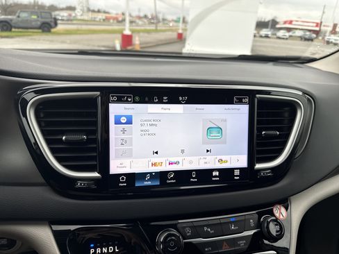 Used 2024 Chrysler Pacifica Touring-L image 20