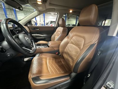 Used 2022 Nissan Pathfinder Platinum w/ Cargo Package AWD/4WD image 17
