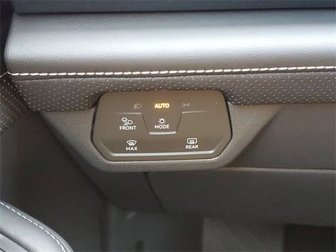 Certified 2025 Volkswagen Atlas Cross Sport SE image 34