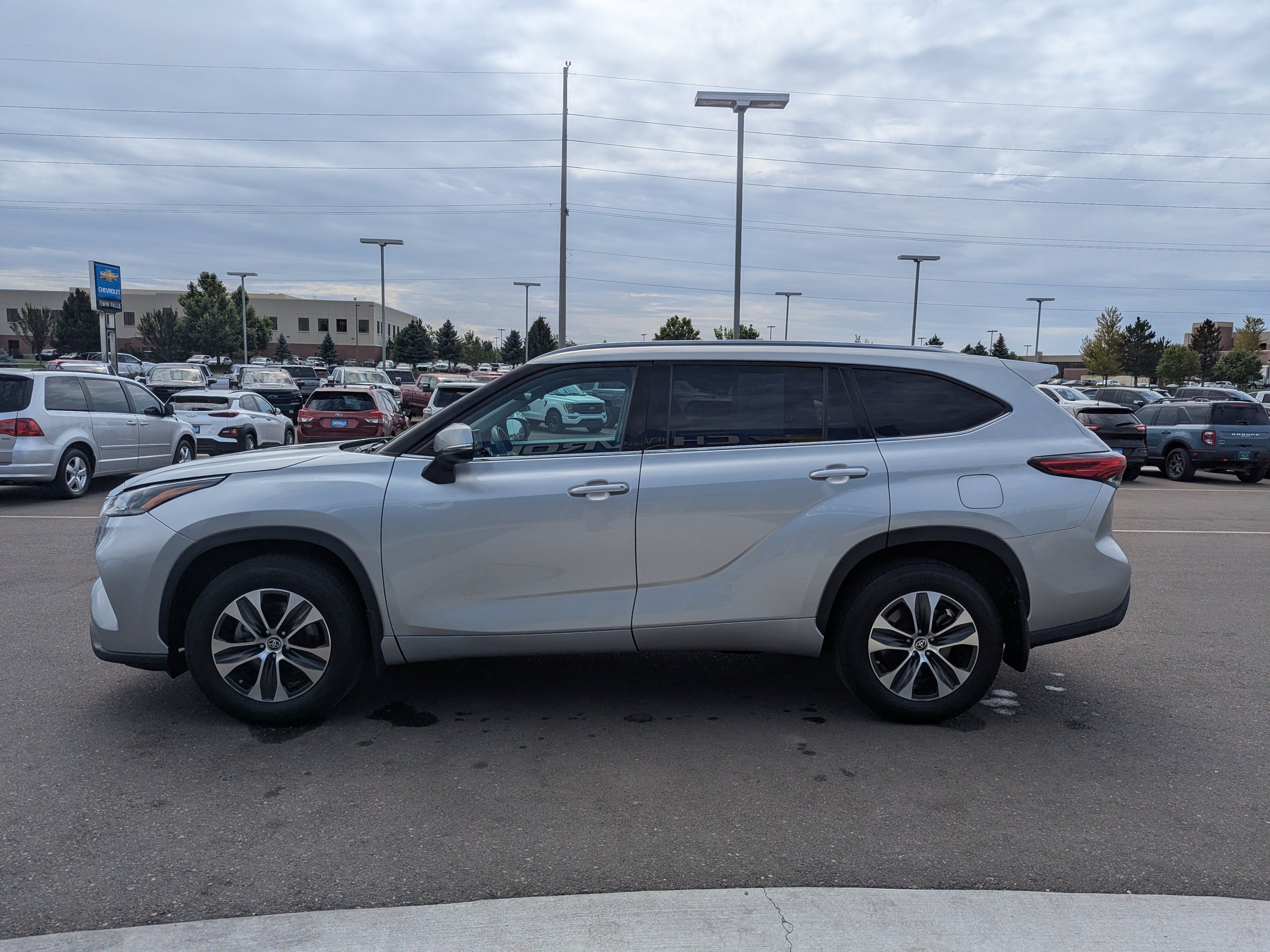 Used 2021 Toyota Highlander XLE AWD/4WD image 8