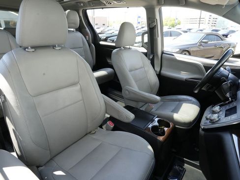 Used 2017 Toyota Sienna AWD image 31