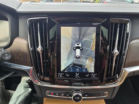 Used 2021 Volvo V90 T6 Cross Country image 24