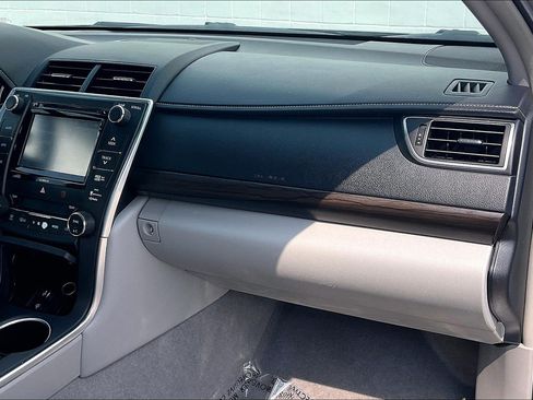 Used 2017 Toyota Camry XLE w/ Moonroof Package FWD image 21