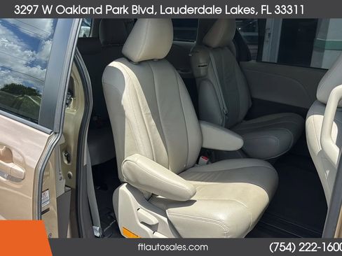 Used 2012 Toyota Sienna LE FWD image 36