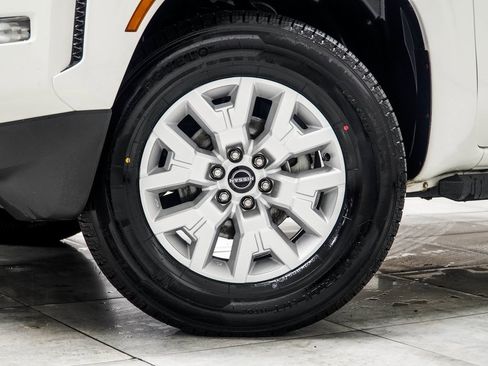 Used 2022 Nissan Frontier SV image 3