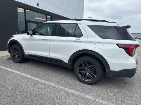 Used 2025 Ford Explorer ST-Line w/ ST-Line Street Pack AWD/4WD image 4