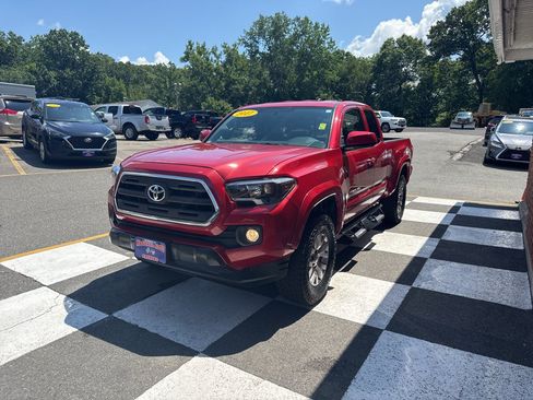 Used 2017 Toyota Tacoma SR5 w/ Tow Package AWD/4WD image 4