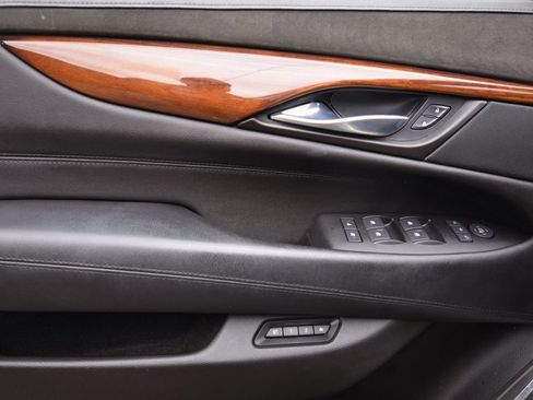 Used 2015 Cadillac Escalade Premium image 25