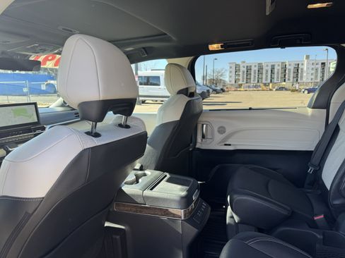 Used 2025 Toyota Sienna Platinum image 15