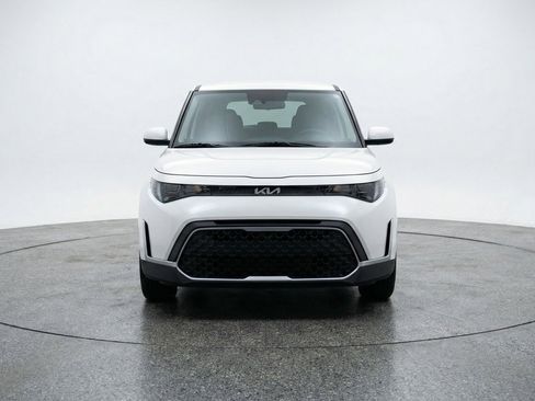Used 2025 Kia Soul LX w/ LX Technology Package FWD image 2