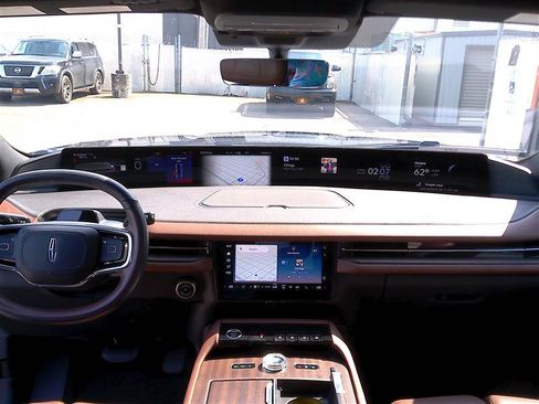 Used 2025 Lincoln Navigator Reserve AWD/4WD image 11