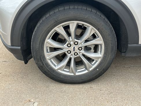 Used 2023 Ford Explorer XLT w/ Equipment Group 202A AWD/4WD image 3