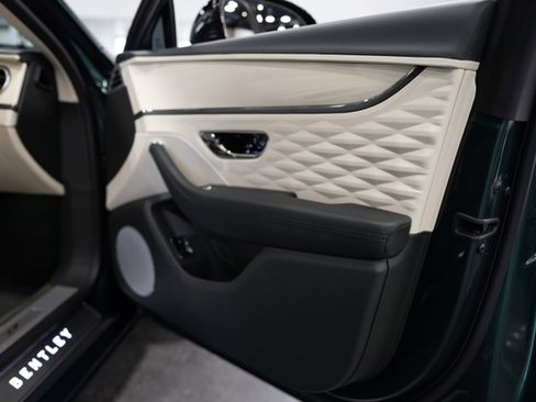 Used 2023 Bentley Flying Spur Plug-In Hybrid AWD/4WD image 41