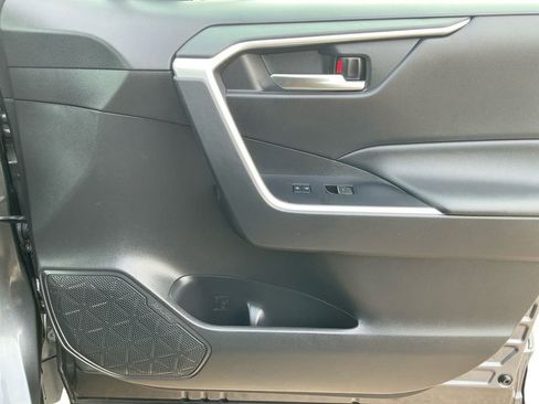 Used 2022 Toyota RAV4 XLE Premium image 16