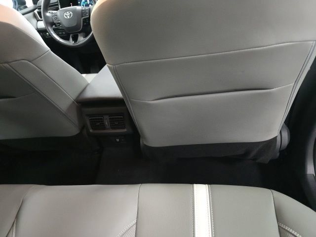 Used 2025 Toyota Camry SE AWD/4WD image 8