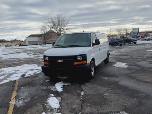 Used 2017 Chevrolet Express 3500 Extended image 4