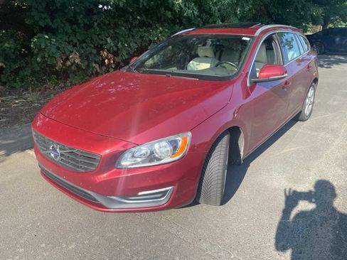 Used 2017 Volvo V60 T5 Premier FWD image 2