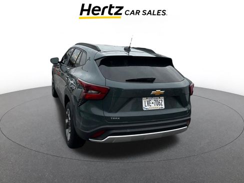 Used 2025 Chevrolet Trax LT w/ LT Convenience Package image 4