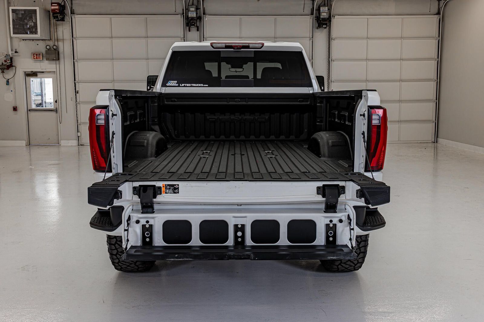 Used 2024 GMC Sierra 2500 Denali w/ Denali Reserve Package AWD/4WD image 9