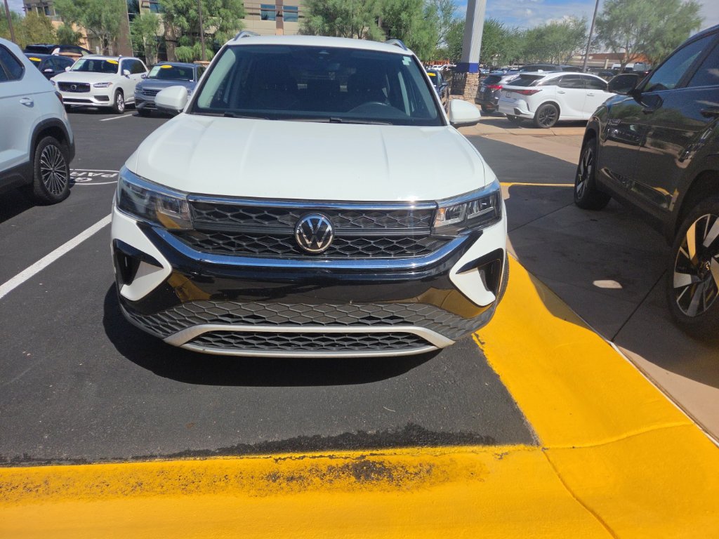 Used 2023 Volkswagen Taos SE w/ Black Wheel Package FWD image 2