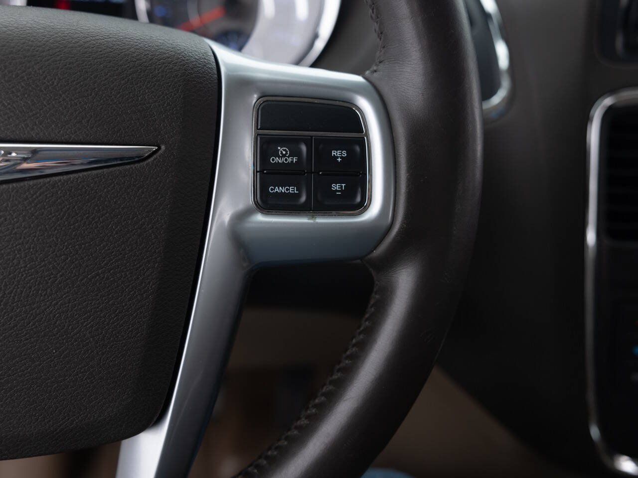 Used 2012 Chrysler Town & Country Touring-L w/ Entertainment Group #2 FWD image 40