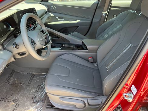 Used 2025 Hyundai Elantra Sport FWD image 9