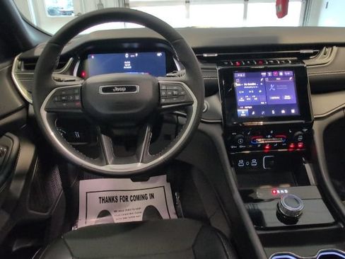 Used 2025 Jeep Grand Cherokee Altitude AWD/4WD image 17