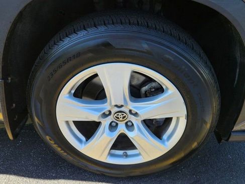 Used 2024 Toyota Highlander LE AWD/4WD image 22