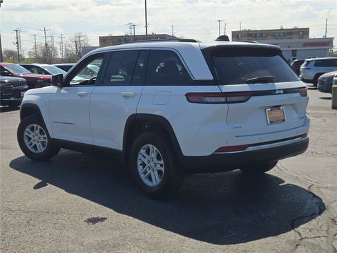 Used 2024 Jeep Grand Cherokee Laredo AWD/4WD image 16
