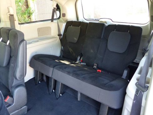Used 2019 Dodge Grand Caravan SE FWD image 34
