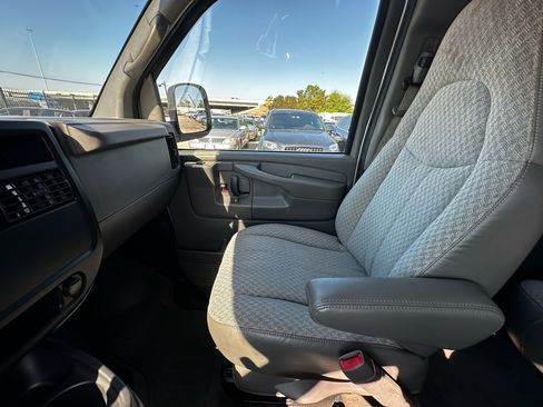 Used 2006 Chevrolet Express 3500 Passenger w/ LT Preferred Equipment Group image 32