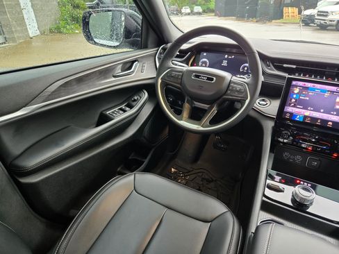 Used 2025 Jeep Grand Cherokee Limited AWD/4WD image 9