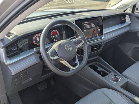 Used 2025 Volkswagen Tiguan SE FWD image 12