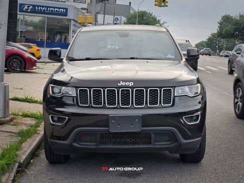Used 2020 Jeep Grand Cherokee Laredo image 2