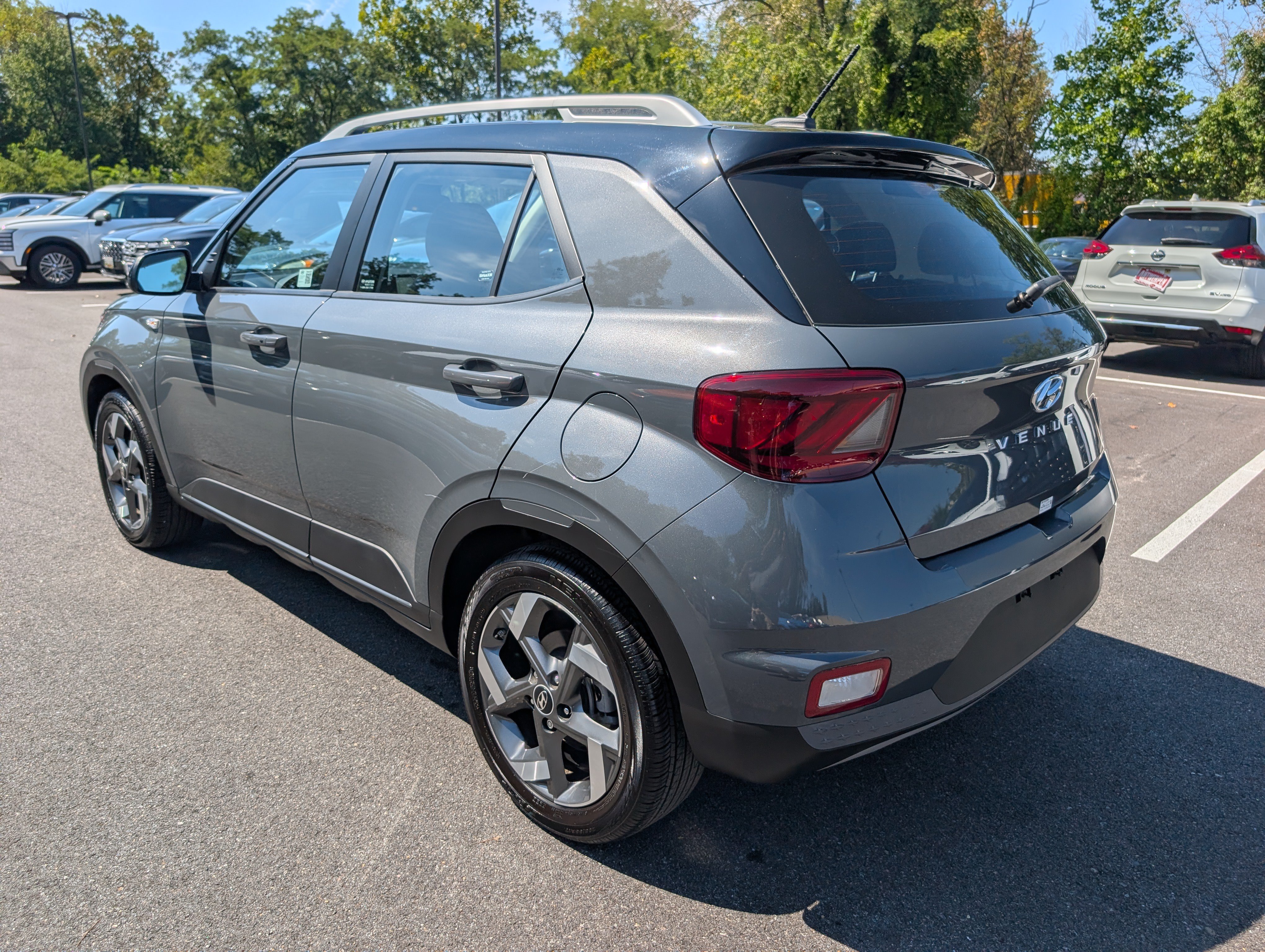 Used 2025 Hyundai Venue Limited FWD image 5