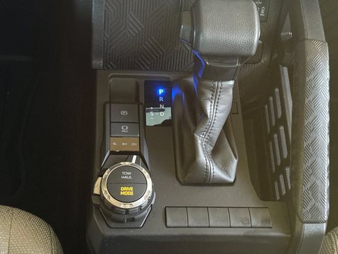 Used 2025 Toyota 4Runner SR5 AWD/4WD image 21