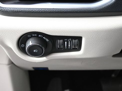 Used 2023 Chrysler Pacifica Limited FWD image 25