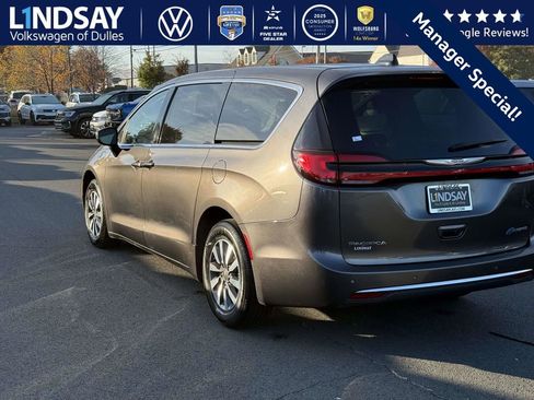 Used 2023 Chrysler Pacifica Touring-L image 4