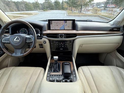 Used 2020 Lexus LX 570 4WD w/ Luxury Package image 22