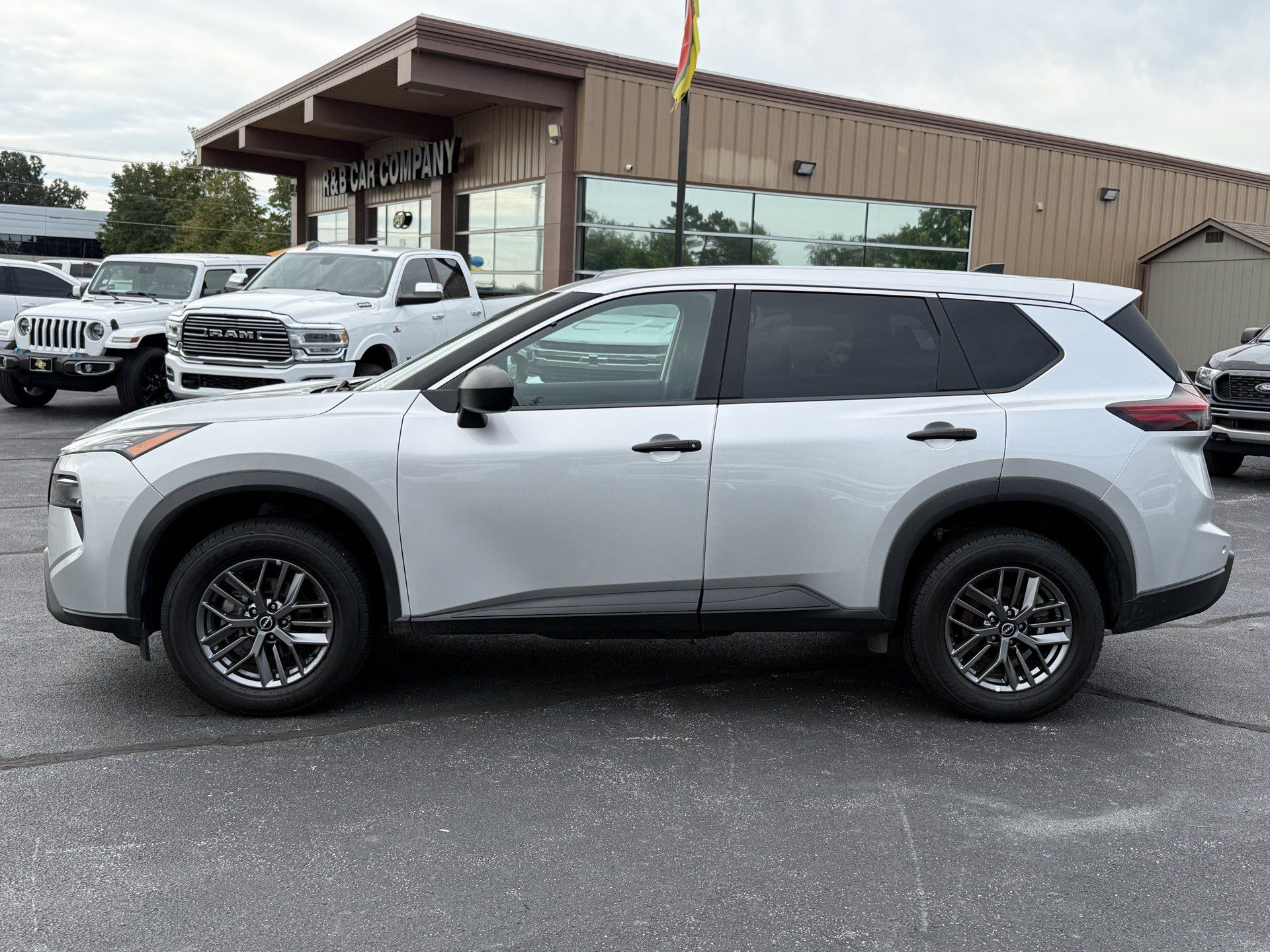 Used 2024 Nissan Rogue S AWD/4WD image 5