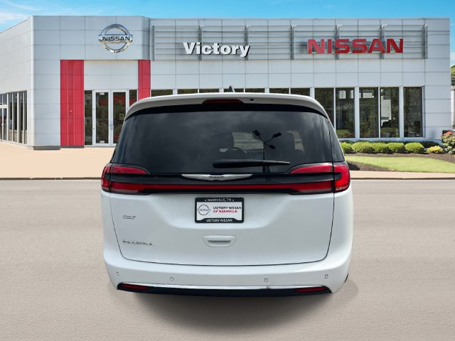 Used 2023 Chrysler Pacifica Touring-L FWD image 4