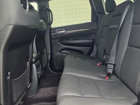 Used 2018 Jeep Grand Cherokee Laredo AWD/4WD image 12