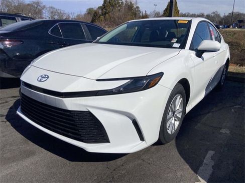 Used 2025 Toyota Camry LE image 3