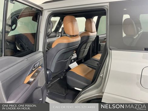 Used 2024 Lexus GX 550 w/ Accessory Package (2T) AWD/4WD image 13