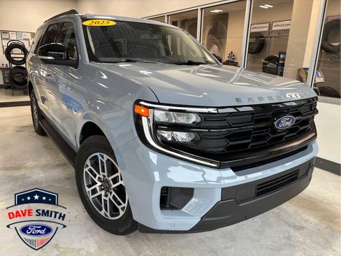 Used 2025 Ford Expedition Active RWD image 4