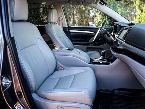 Used 2019 Toyota Highlander XLE image 34