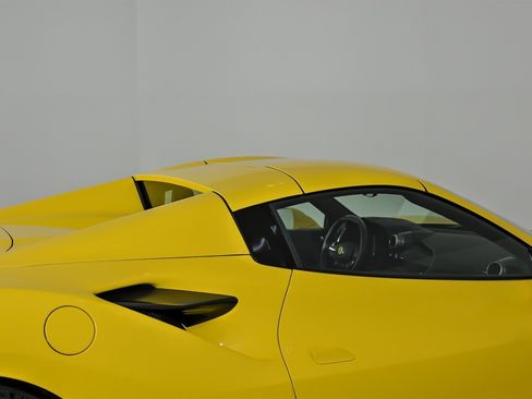 Used 2021 Ferrari F8 Tributo RWD image 16